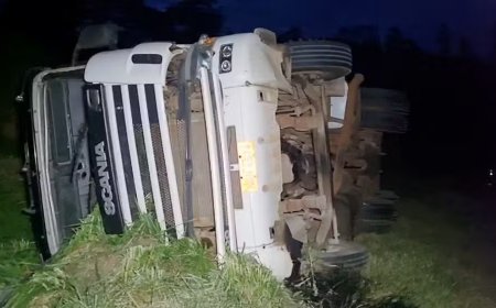 Carreta carregada com cimento tomba na MG-050