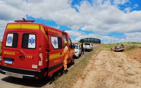 Em São Sebastião do Paraíso, duas pessoas ficam feridas após carro capotar em estrada rural