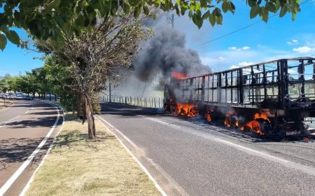 Carreta fica destruída durante incêndio em avenida de Passos