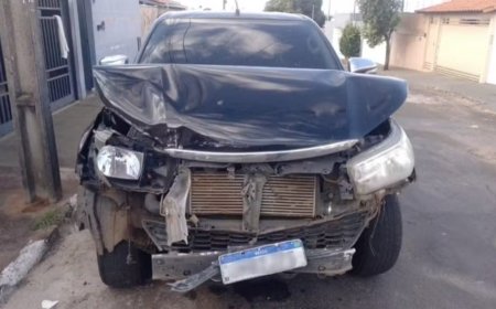 Embriagada, mulher de 40 anos bate caminhonete em muro de casa e foge