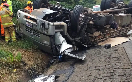 Caminhão carregado com sal mineral tomba na MGC-491, levando motorista de 25 anos a óbito