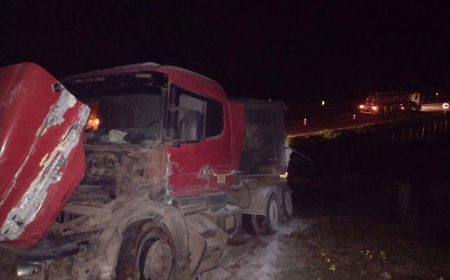 Para evitar colisão, motorista desvia carreta para a contramão, atingindo a lateral de outra carreta na MGC-265