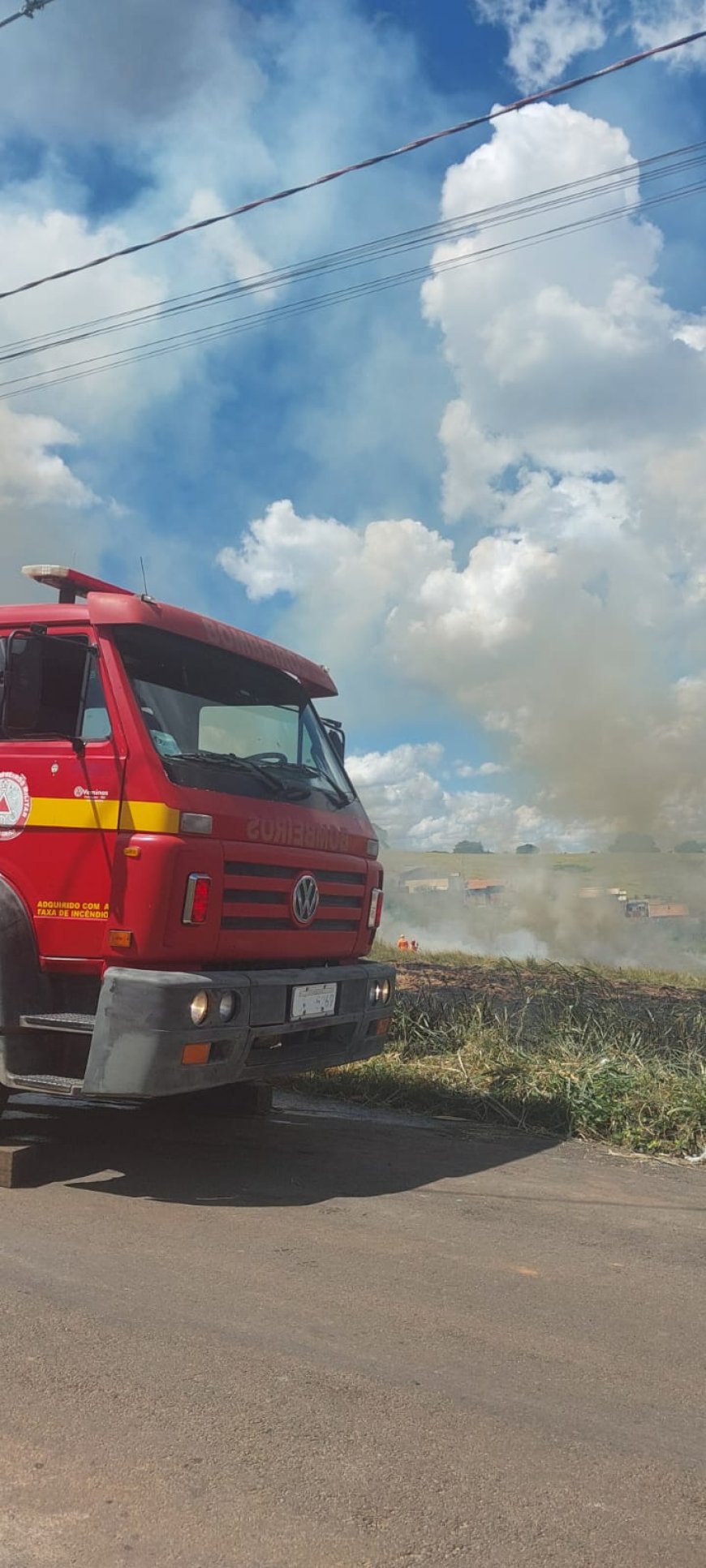 Curto circuito na rede elétrica causa incêndio em vegetação em Guaranésia