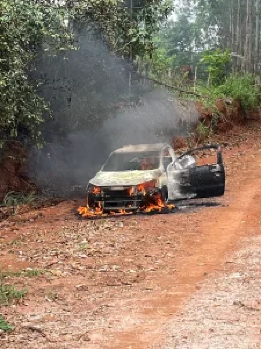 Caminhonete pega fogo na zona rural de Nova Resende