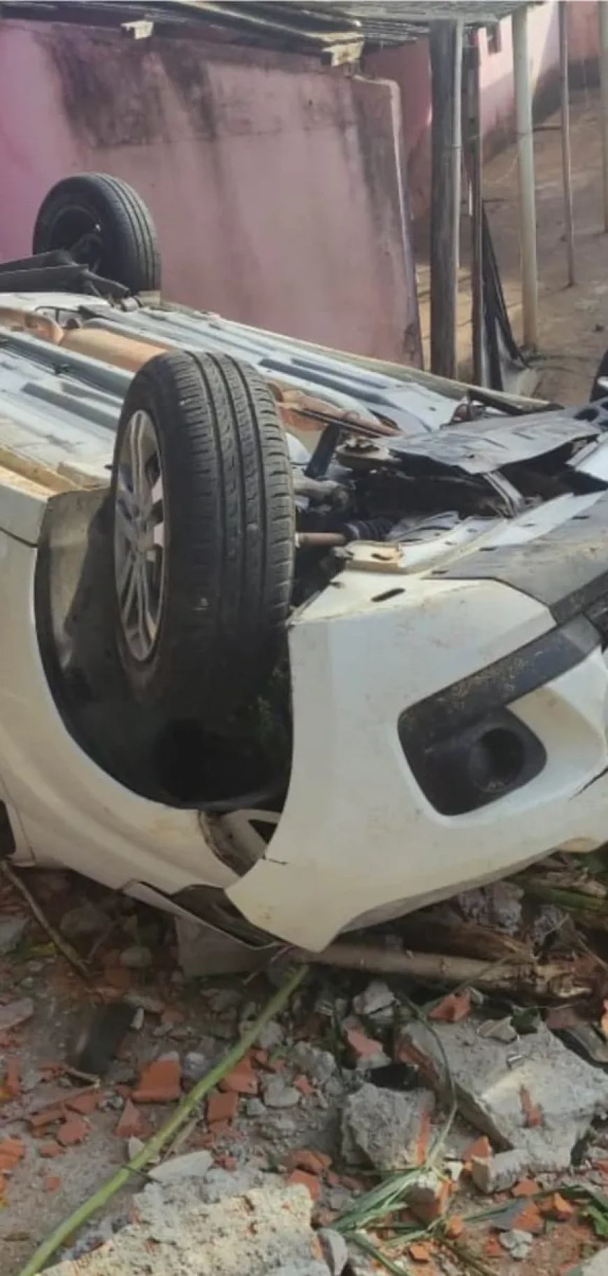 Veículo bate em muro e capota no quintal de residência às margens da BR-459