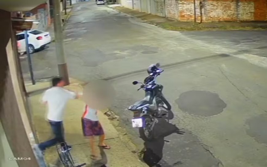 Dono de farmácia em Guaranésia tem comércio vandalizado por moradores após vídeo em que agride adolescente circular em redes sociais