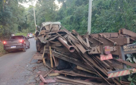 Caminhão que transportava tubos de PVC tomba em serra no Sul de Minas, deixando motorista ferido