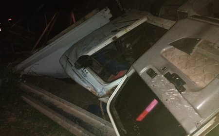 Carreta carregada com grafite capota na rodovia entre São Pedro da União e Guaxupé