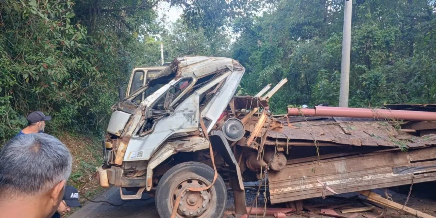 Caminhão que transportava tubos de PVC tomba em serra no Sul de Minas, deixando motorista ferido