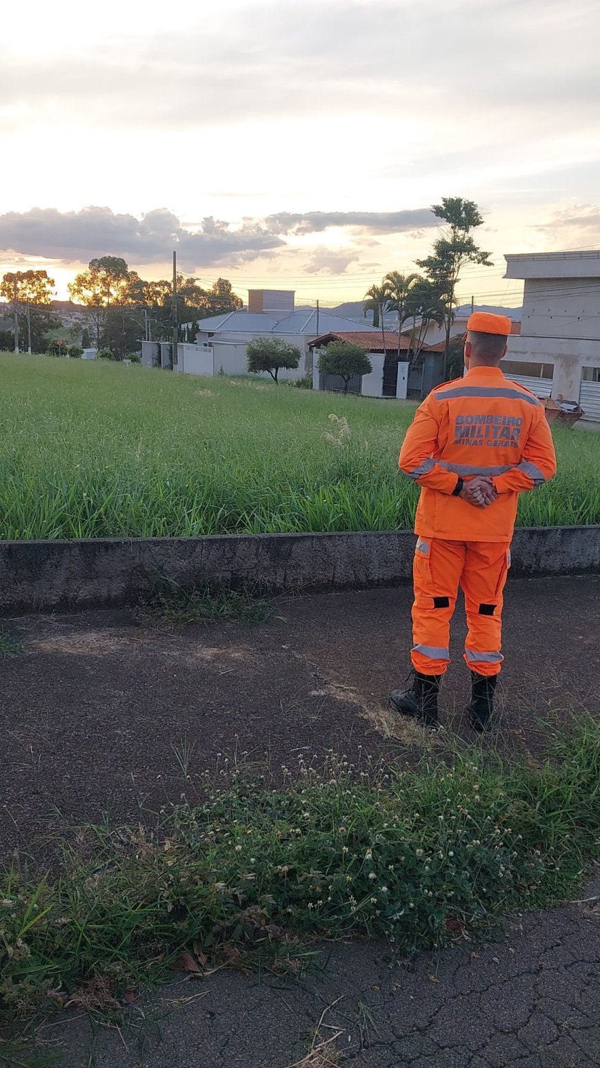 Corpo de Bombeiros fiscaliza lotes com acúmulo de entulho em Guaxupé