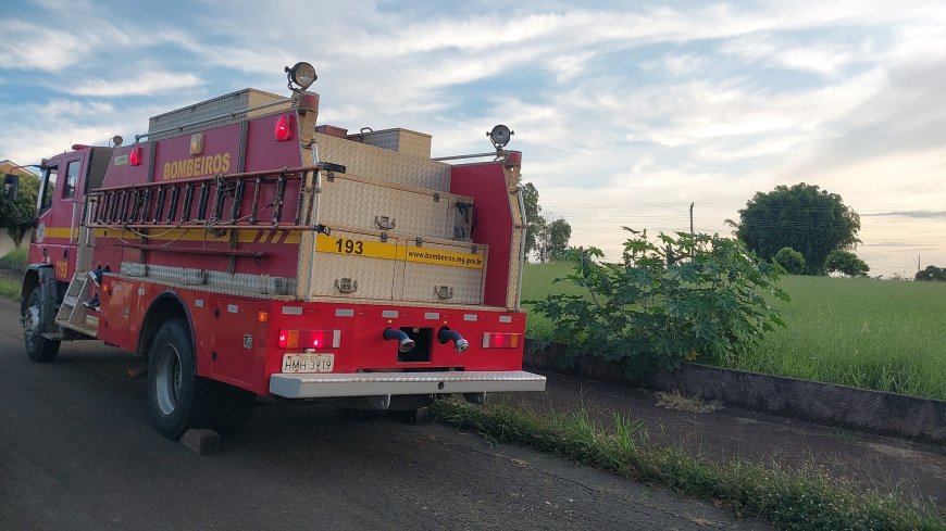 Corpo de Bombeiros fiscaliza lotes com acúmulo de entulho em Guaxupé