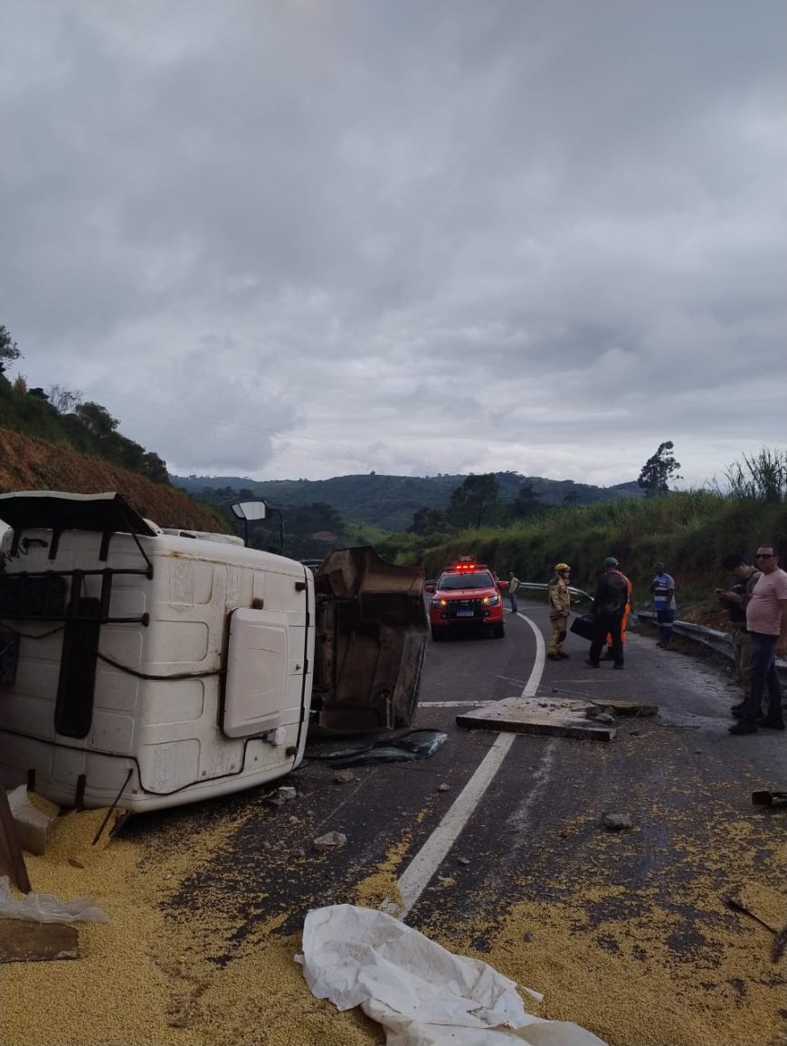 Carreta que transportava soja tomba na BR-146, na "Serra de São Pedro da União"