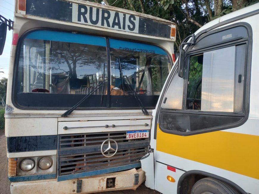 Ônibus escolar e de trabalhadores rurais colidem frontalmente na zona rural de Guaxupé