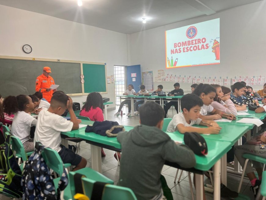 Em Guaxupé, crianças são instruídas através do projeto "Bombeiro nas Escolas"