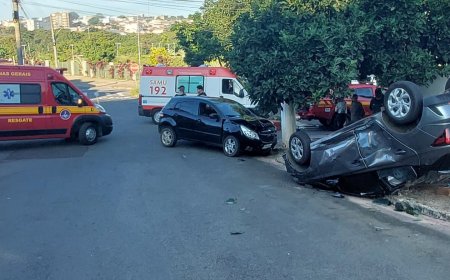 Em Guaxupé, Bombeiros atendem colisão entre carros no bairro Agenor de Lima