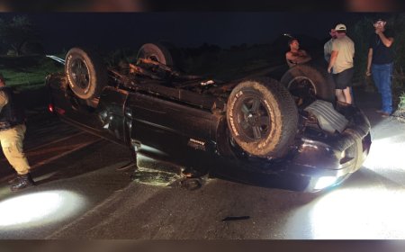 Veículo capota em trecho da MG-184, próximo ao "Trevo da Cooxupé"