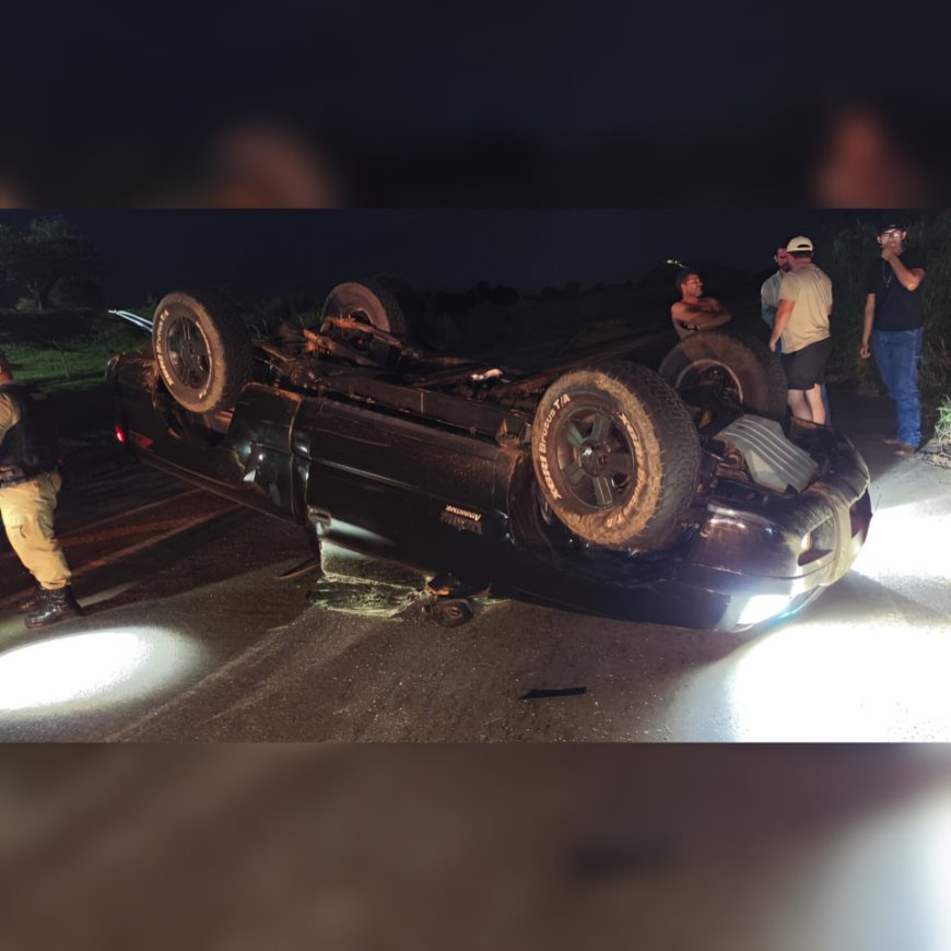 Veículo capota em trecho da MG-184, próximo ao "Trevo da Cooxupé"