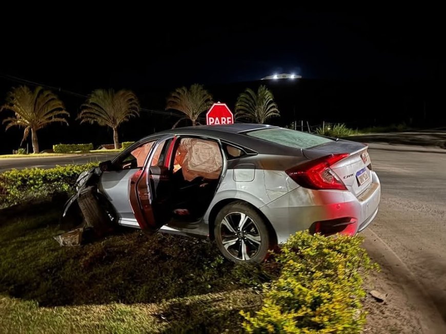 Veículo colide violentamente contra a lateral de caminhonete, causando mal-estar em uma das passageiras no Sul de Minas