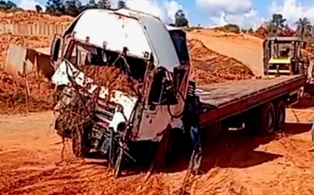 Motorista perde o controle do veículo na BR-265, cai em riacho e fica gravemente ferido