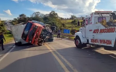 Acidente envolvendo três caminhões interdita a MG-050 por uma hora e meia em Passos