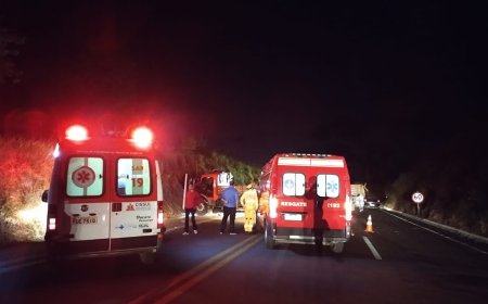 Condutor é ejetado para fora da cabine de caminhão em capotamento na rodovia BR-146, entre Guaxupé e São Pedro da União