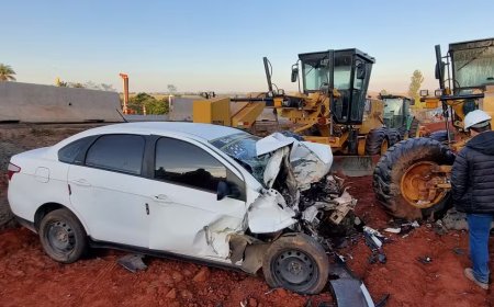 Veículo sai da pista e bate em máquina de obras na MG-050, deixando motorista ferido