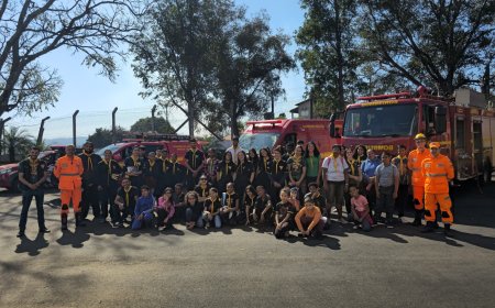 Corpo de Bombeiros de Guaxupé recebe a visita do Clube dos Desbravadores Águias de Ouro