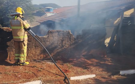 Bombeiros combatem incêndio em casa abandonada em Guaxupé