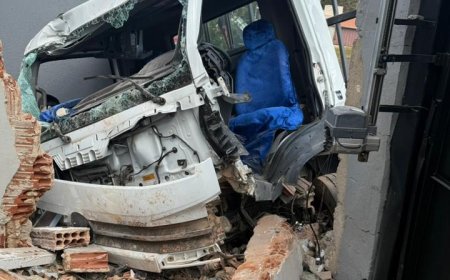 Motorista passa mal, bate em veículo e atinge duas residências em Guaxupé