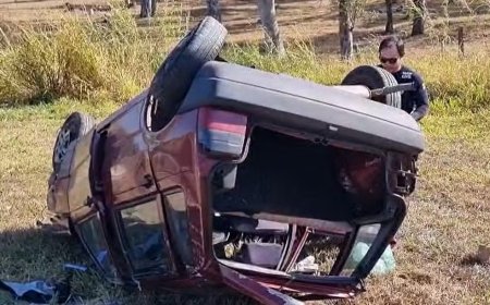 Veículo capota na MG-050, em Passos, deixando mãe e filho feridos