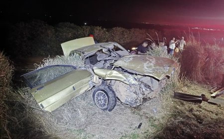 Ao tentar ultrapassagem, condutor perde a direção do carro e bate em carreta, deixando duas pessoas feridas próximo a Paraíso