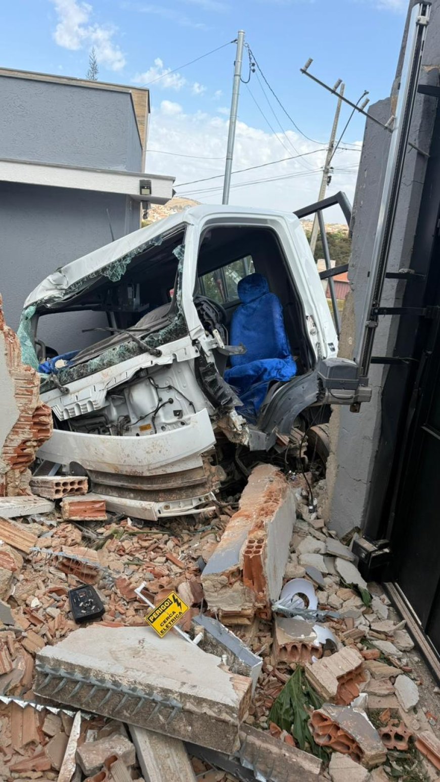 Motorista passa mal, bate em veículo e atinge duas residências em Guaxupé