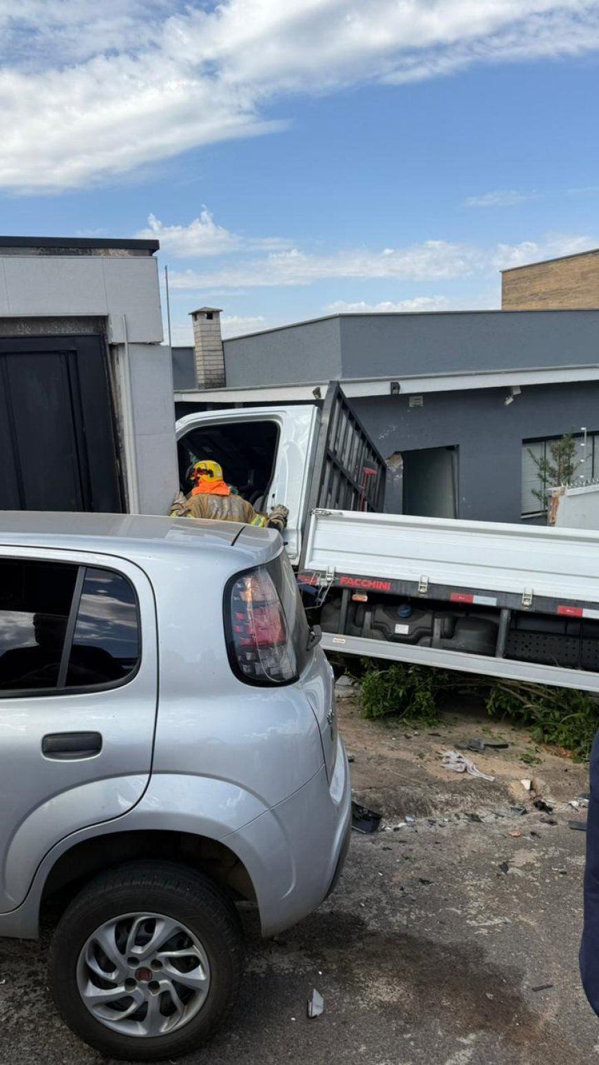 Motorista passa mal, bate em veículo e atinge duas residências em Guaxupé