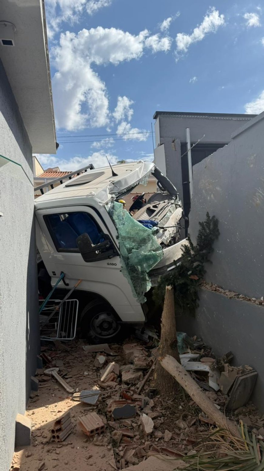 Motorista passa mal, bate em veículo e atinge duas residências em Guaxupé