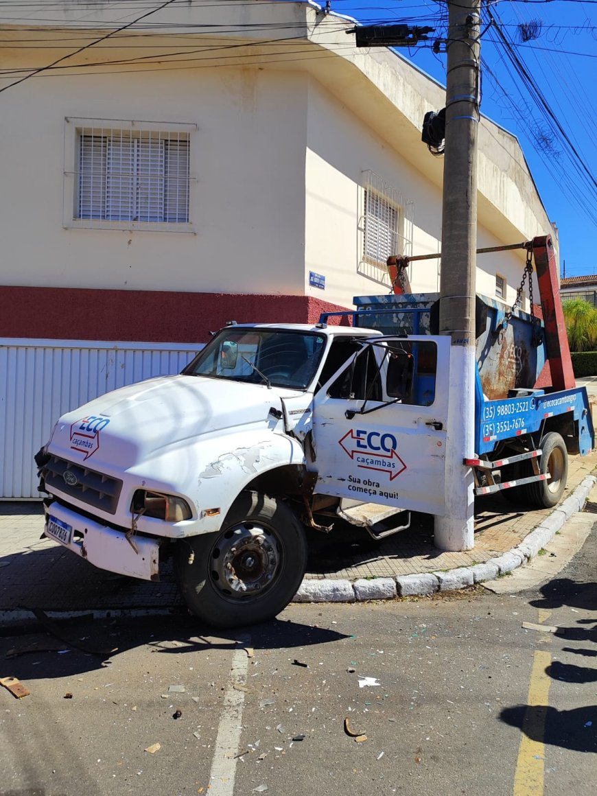 Caminhão perde o freio e fica prensado entre poste e residência em Guaxupé