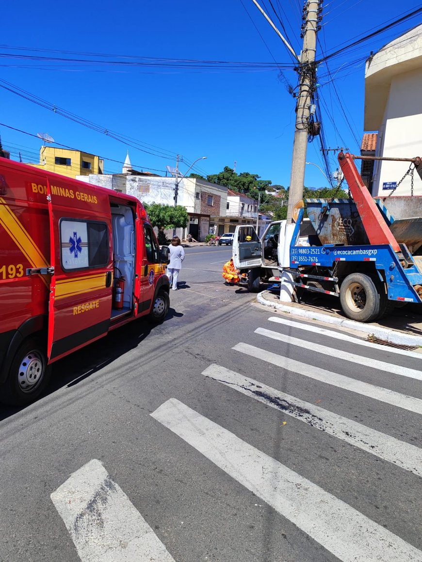Caminhão perde o freio e fica prensado entre poste e residência em Guaxupé