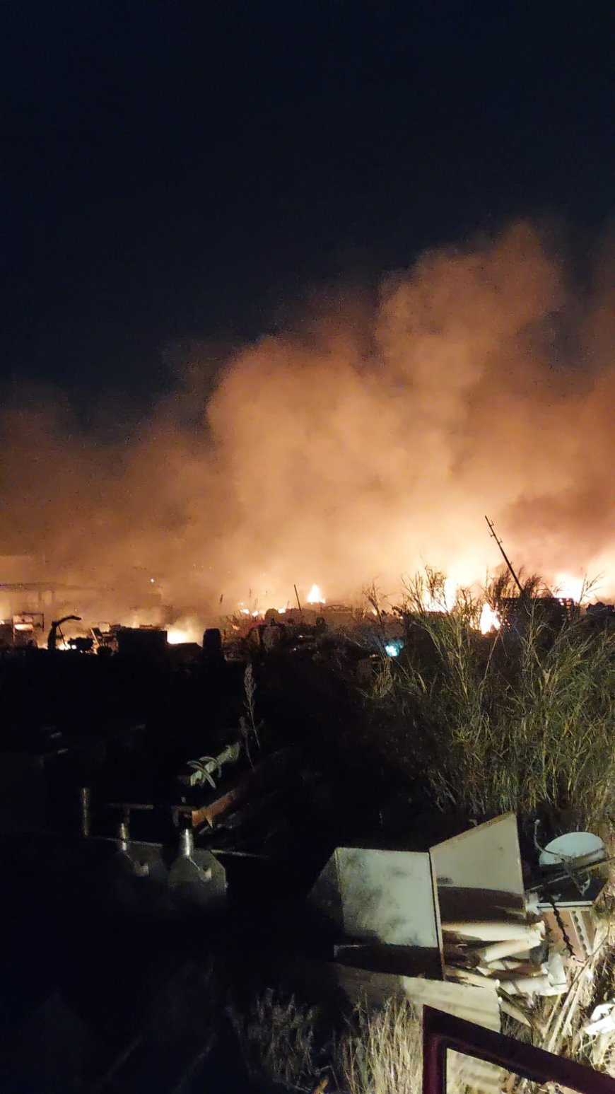 Incêndio de grandes proporções em ferro velho, às margens da MG-450, mobiliza bombeiros de Guaxupé