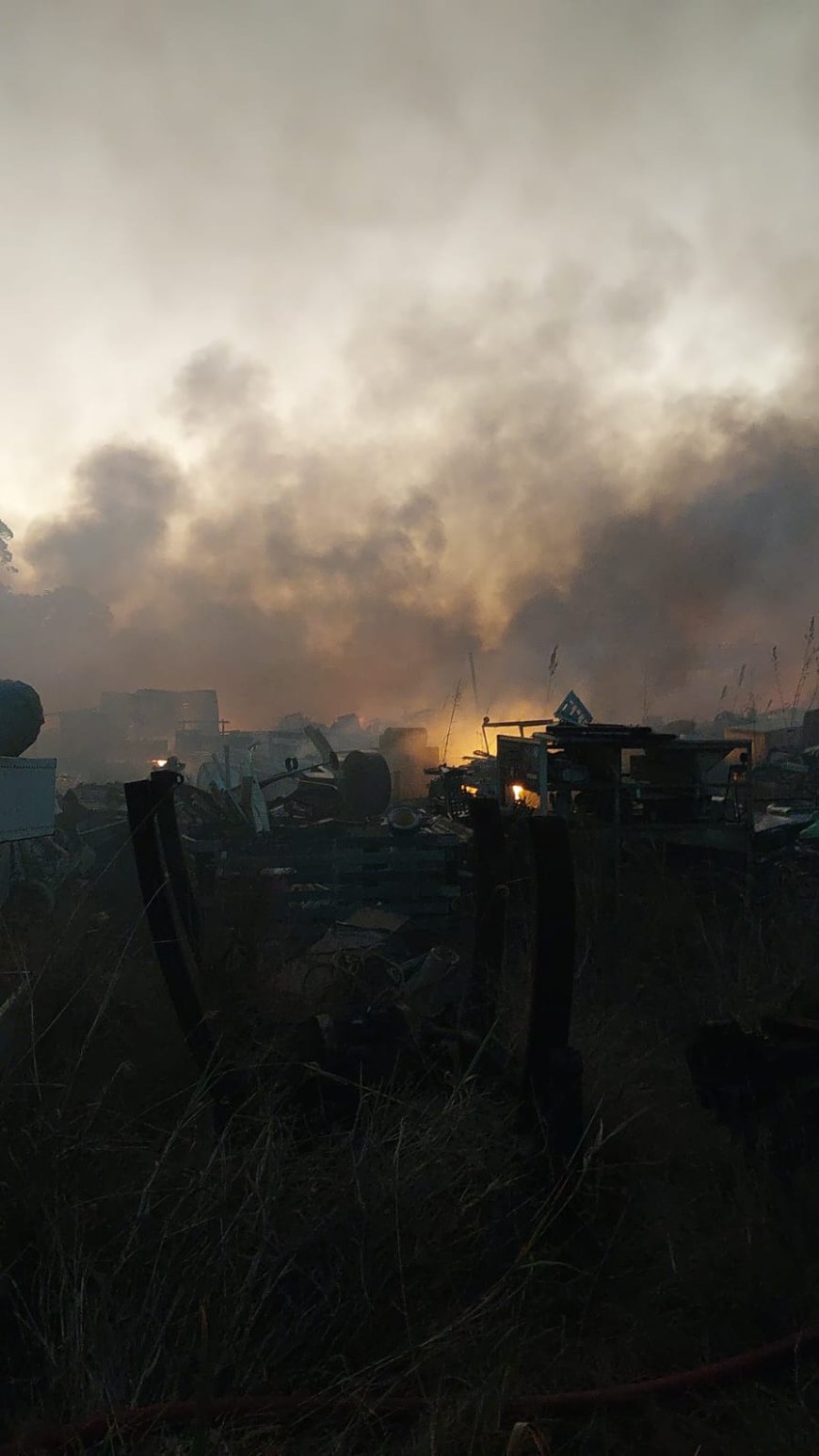 Incêndio de grandes proporções em ferro velho, às margens da MG-450, mobiliza bombeiros de Guaxupé