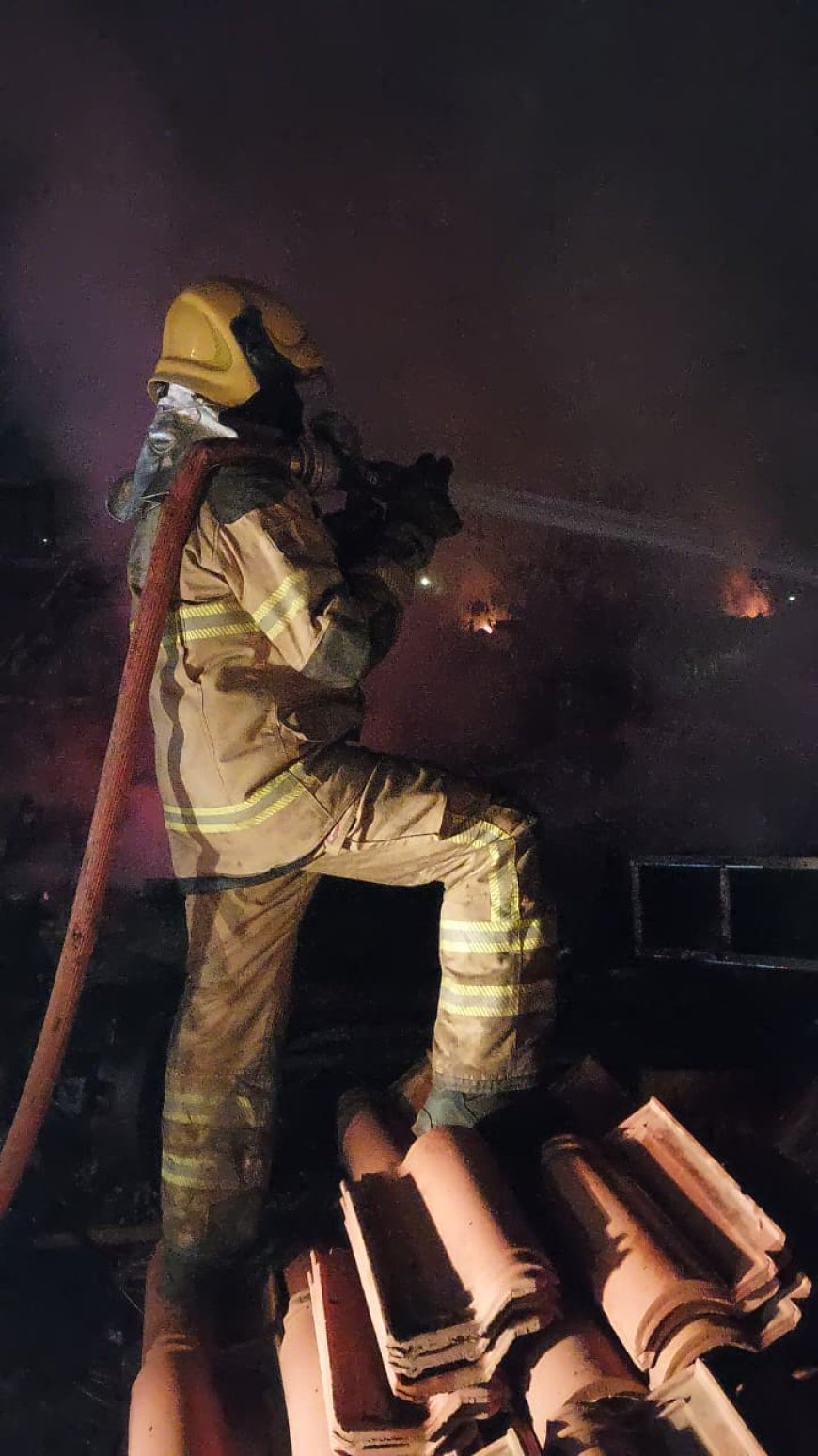 Incêndio de grandes proporções em ferro velho, às margens da MG-450, mobiliza bombeiros de Guaxupé