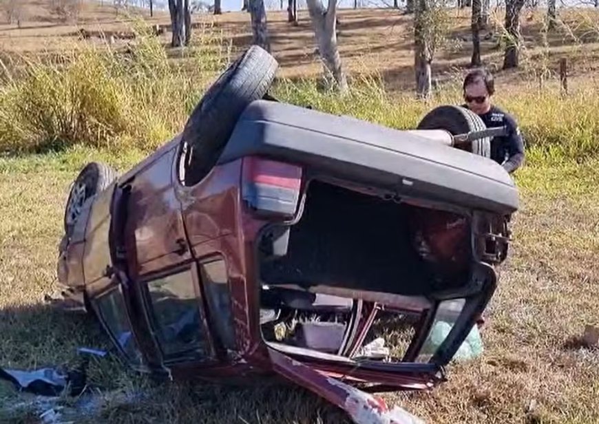 Veículo capota na MG-050, em Passos, deixando mãe e filho feridos