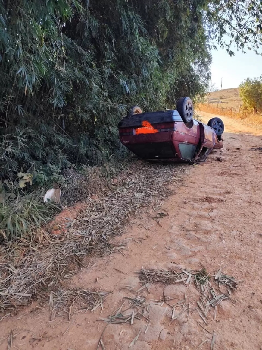 Veículo capota na zona rural de Conceição da Aparecida e leva casal a óbito