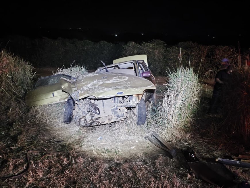 Ao tentar ultrapassagem, condutor perde a direção do carro e bate em carreta, deixando duas pessoas feridas próximo a Paraíso