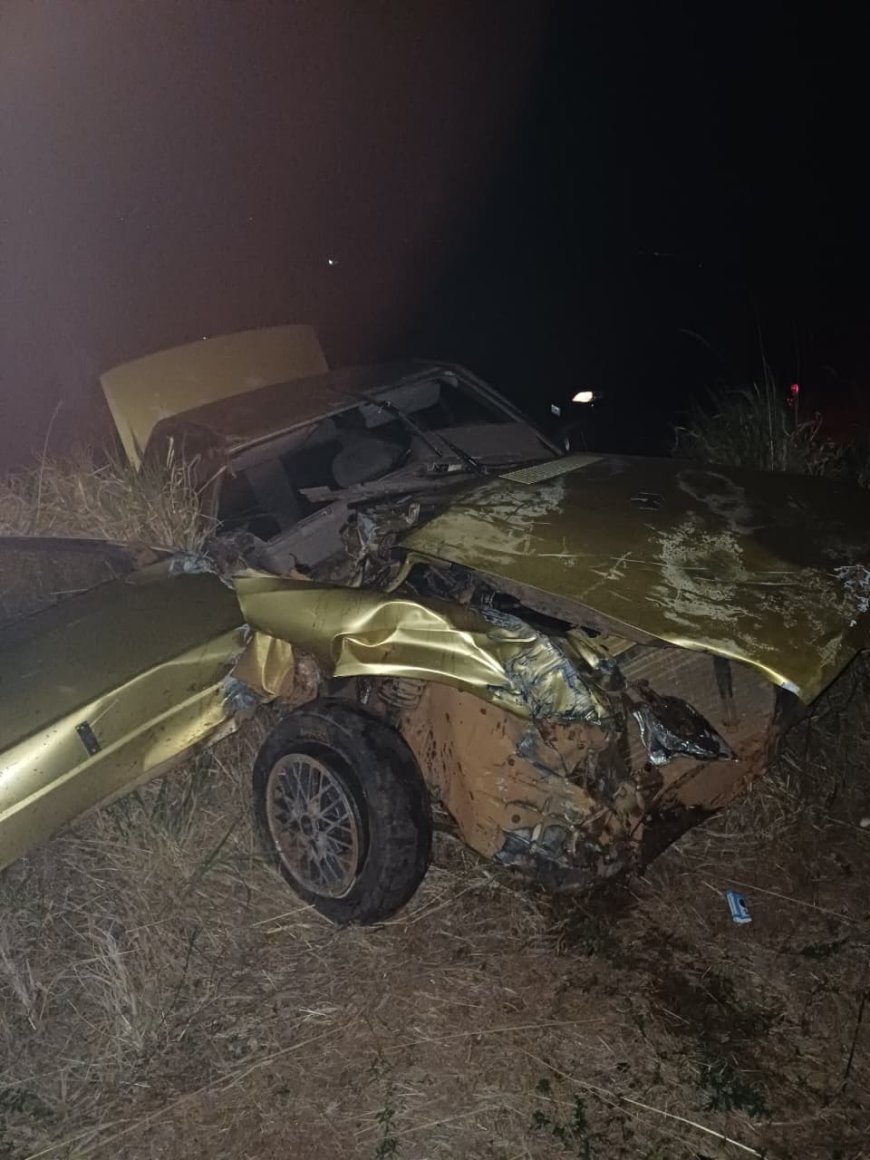 Ao tentar ultrapassagem, condutor perde a direção do carro e bate em carreta, deixando duas pessoas feridas próximo a Paraíso