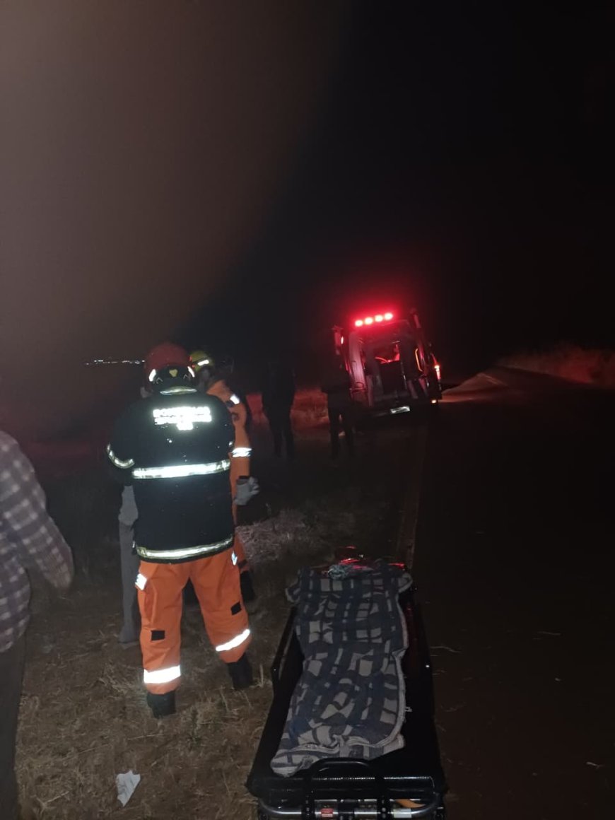 Ao tentar ultrapassagem, condutor perde a direção do carro e bate em carreta, deixando duas pessoas feridas próximo a Paraíso