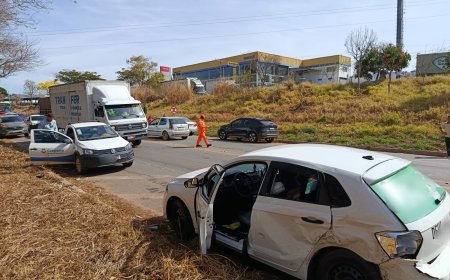 Colisão entre veículos deixa feridos na MG-179