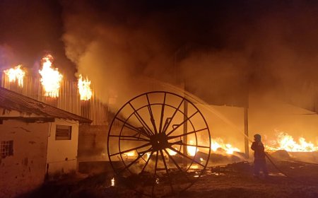 Bombeiros atendem ocorrência de incêndio em galpão desativado no trevo de acesso a Jacuí