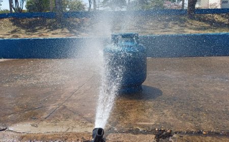 Bombeiros controlam princípio de incêndio em residência com risco de explosão de botijões de gás em Paraíso