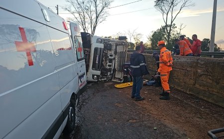 Caminhão carregado de melancia bate em mureta de conteção entre Campestrinho e Poços de Caldas