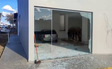 Carro invade ponto comercial após batida em cruzamento em Monte Belo