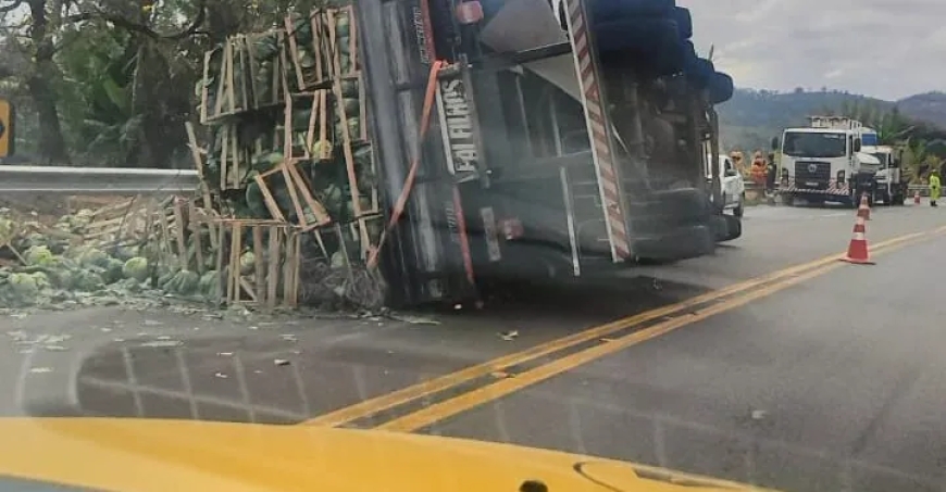 Caminhão tomba na rodovia MGC-491, próximo a Monte Belo,  e causa interdição parcial da via